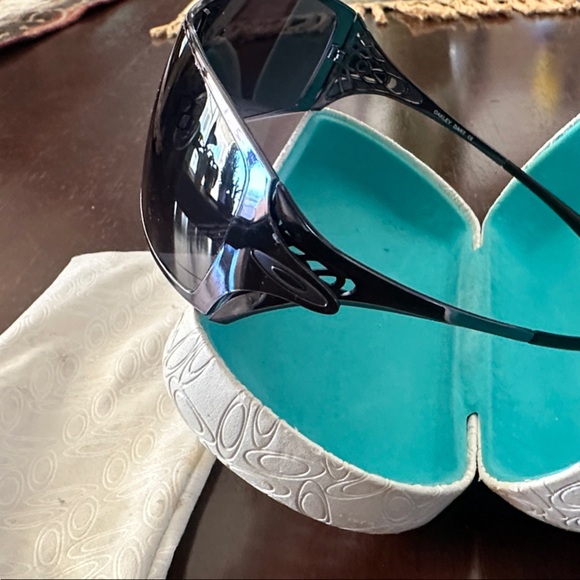 Oakley Black Shield Sunglasses with Decorative Temples. Comes with hard case. - Picture 5 of 6